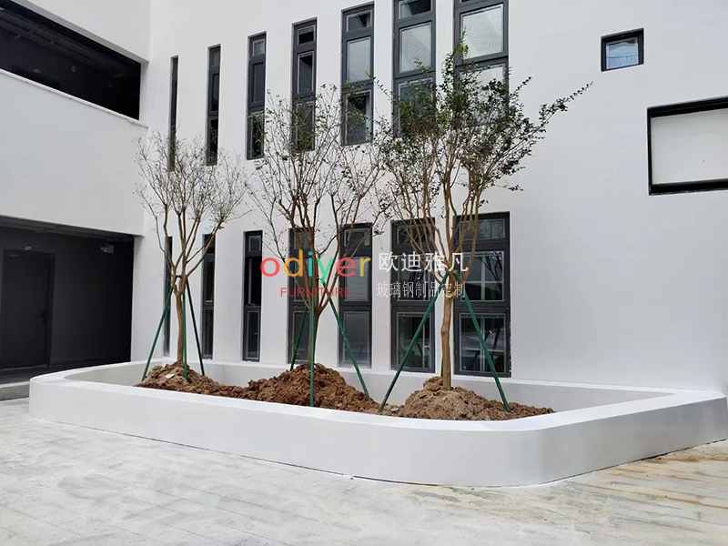 廣東海洋大學(xué)玻璃鋼樹池花壇坐凳定制案例 廣東海洋大學(xué)玻璃鋼樹池花壇坐凳定制案例